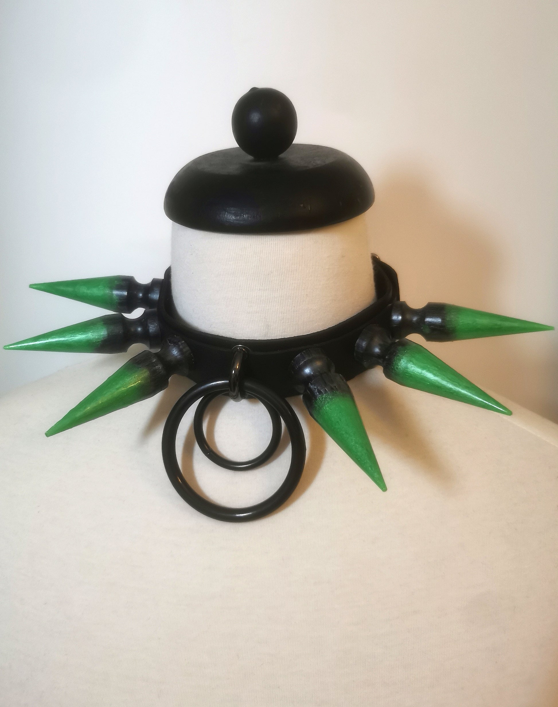 Spikey choker with black faux leather and six gradiented green to black spikes. Two black central circle rings.