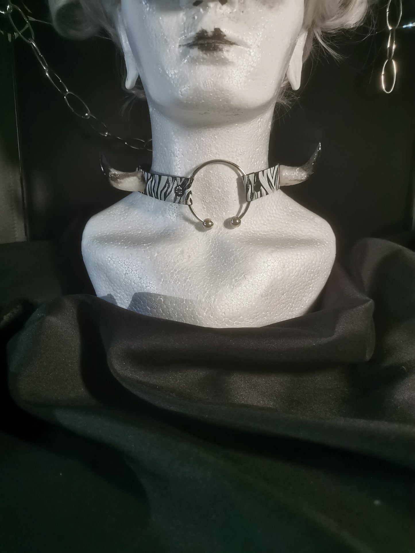 Cow horn choker