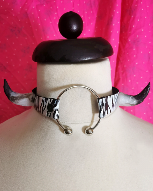 Cow horn choker