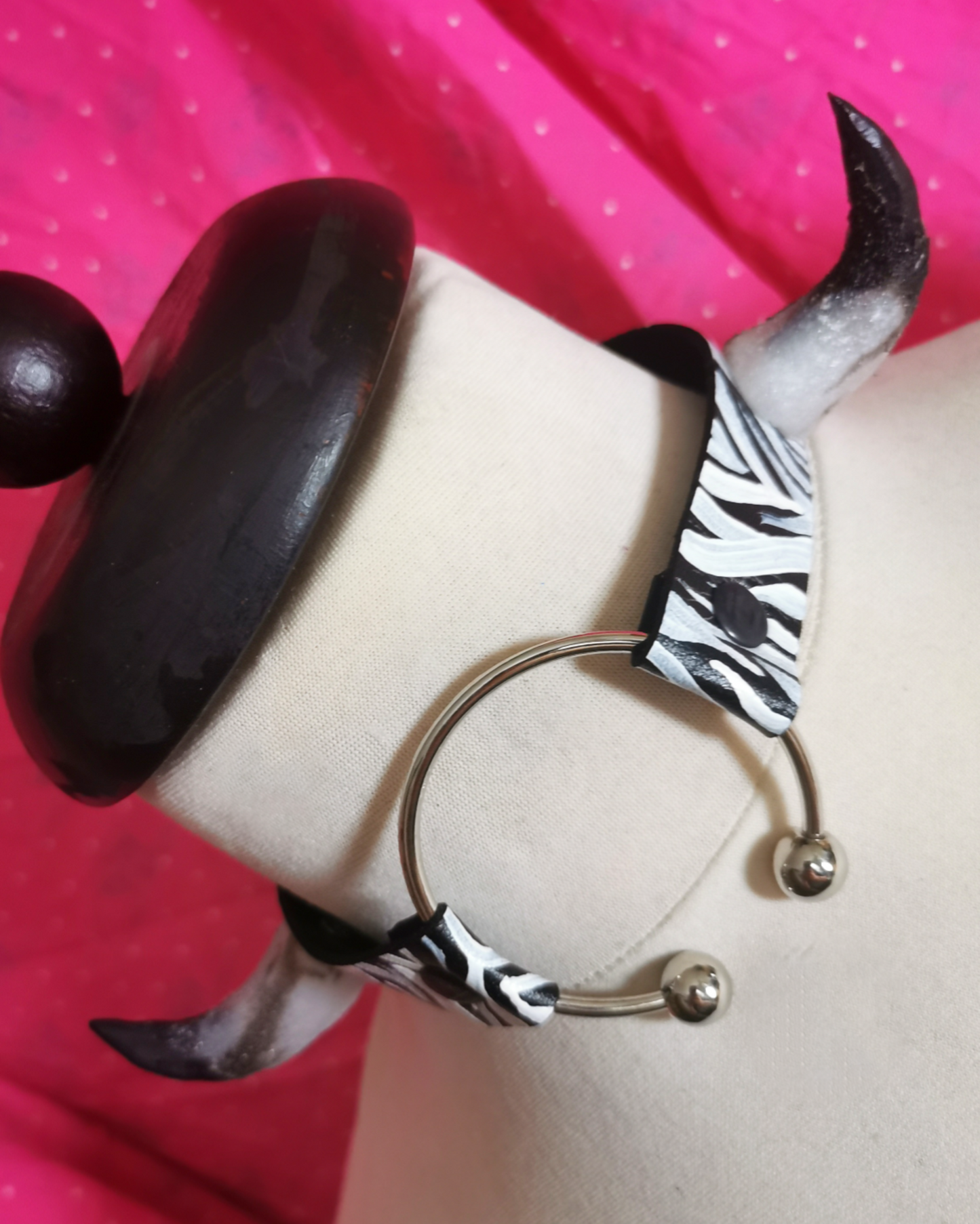 Cow horn choker